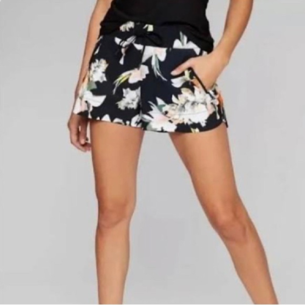 Athleta Hudson short size 4. Has zipper pockets and back pockets. Like New.